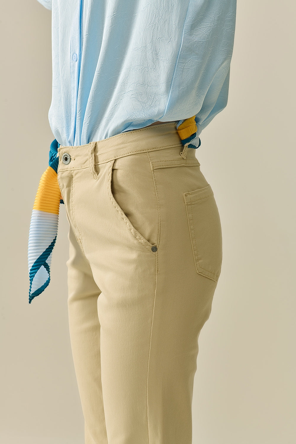 Pantalones Acampanados Beige Cómodos y Elásticos Q2