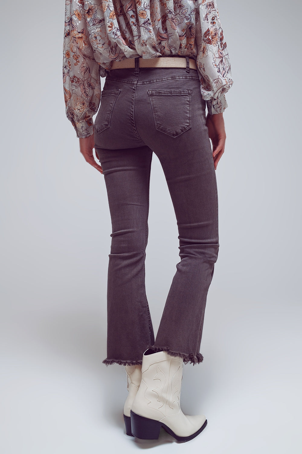 Pantalones acampanados con borde de dobladillo sin rematar en gris oscuro Q2