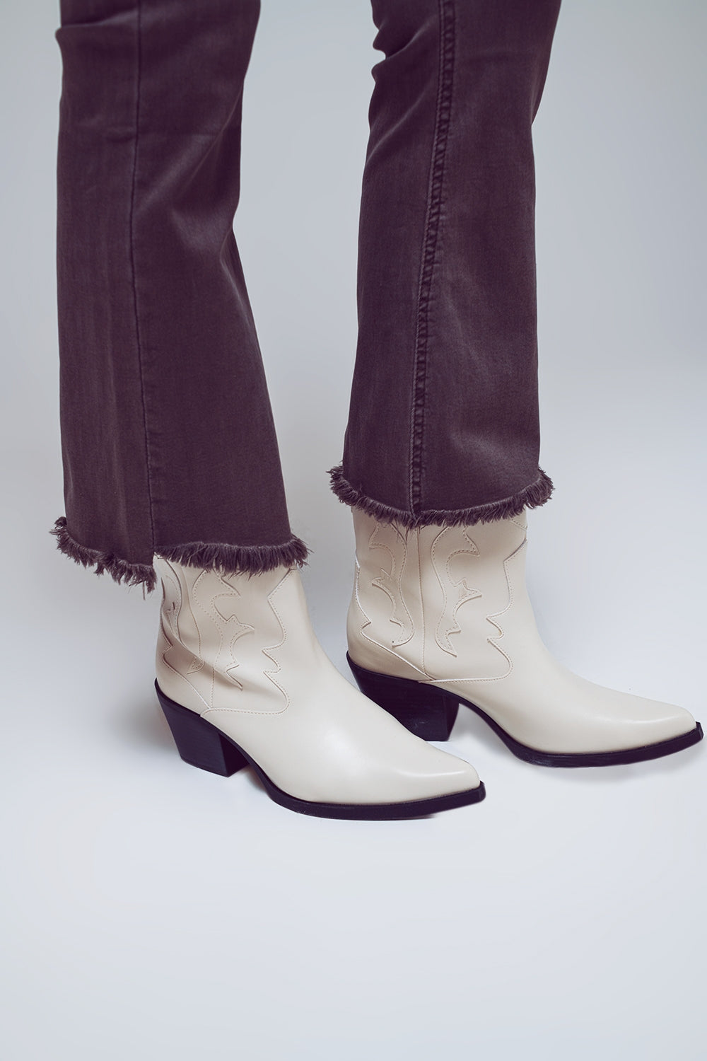 Pantalones acampanados con borde de dobladillo sin rematar en gris oscuro Q2