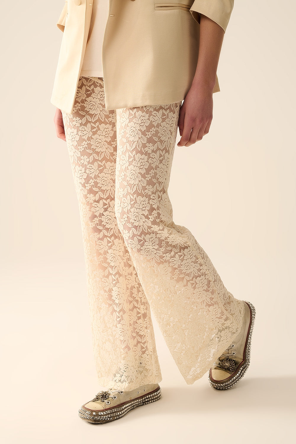 Pantalones acampanados crema en encaje floral Q2