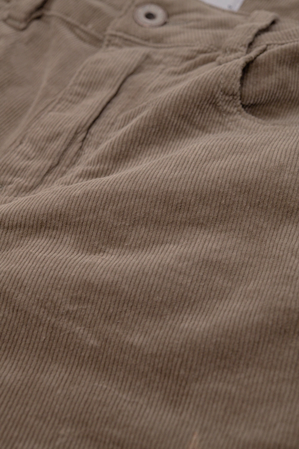 Pantalones acampanados de pana beige oscuro con estampado de leopardo en el bajo Q2