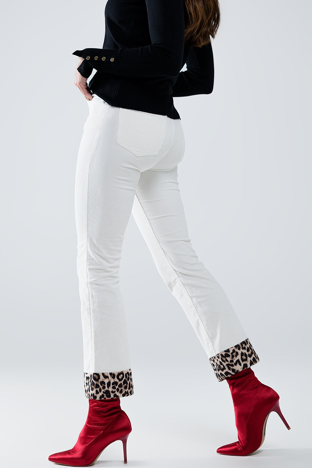 Pantalones acampanados de pana color crema con estampado de leopardo en el bajo Q2