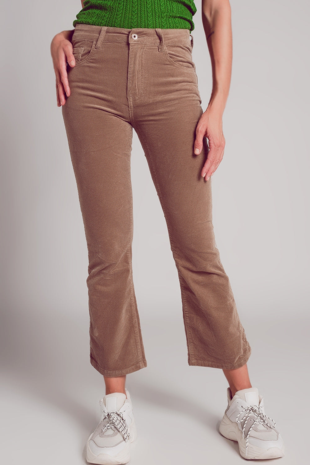 Q2 Pantalones acampanados de pana en color beige