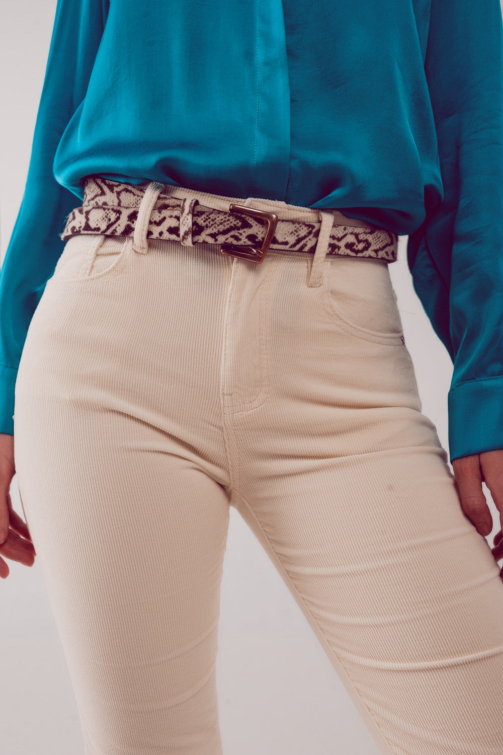 Pantalones acampanados de pana en color crema Q2