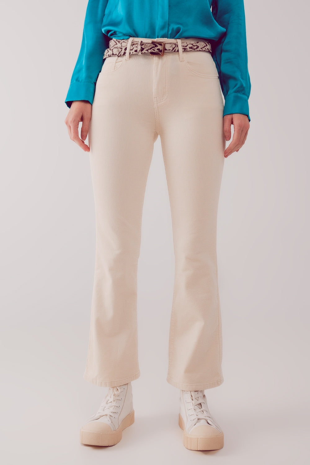 Q2 Pantalones acampanados de pana en color crema