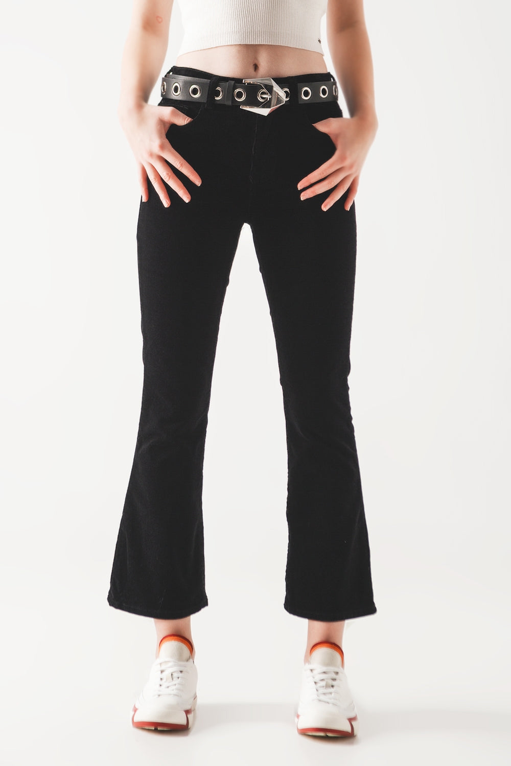 Q2 Pantalones acampanados de pana en color negro