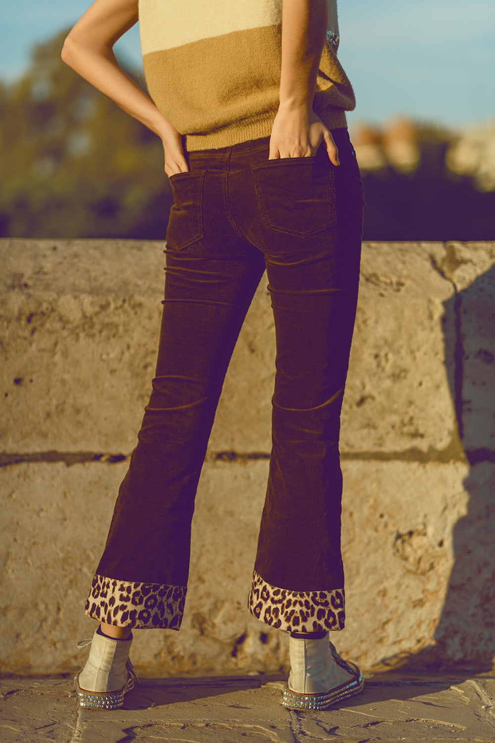 Pantalones acampanados de pana marrón con estampado de leopardo en el bajo Q2