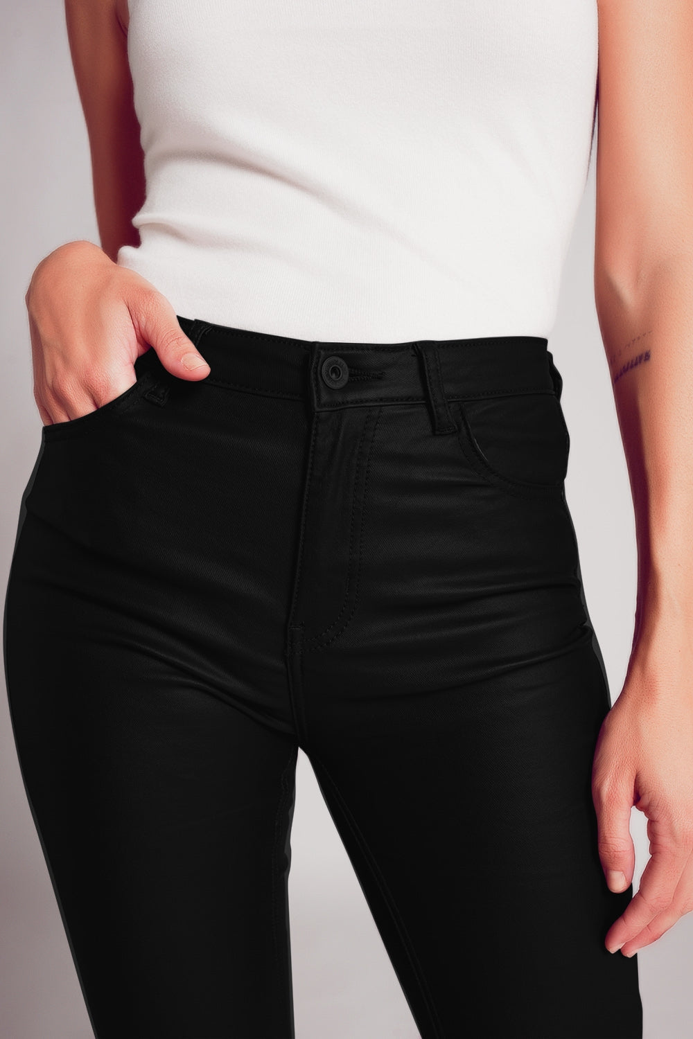 Pantalones acampanados de piel sintética elástica en negro Q2