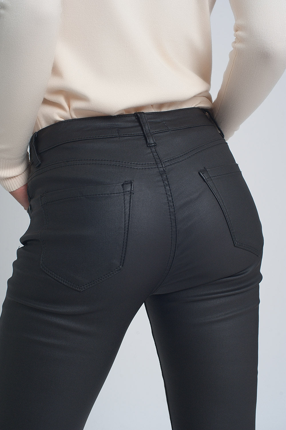 Pantalones ajustados de efecto cuero en color negro Q2