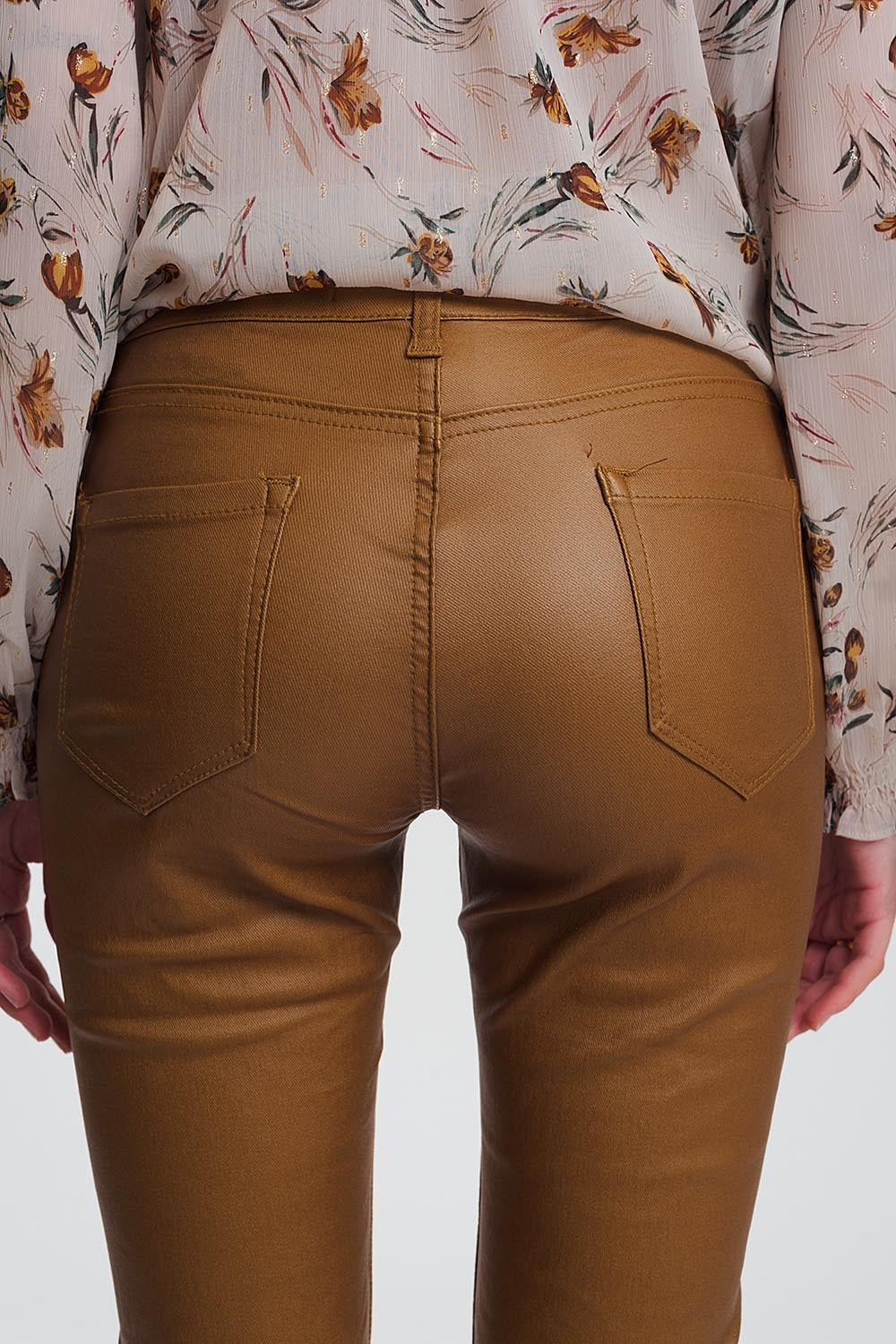Pantalones ajustados de talle alto en camel Q2