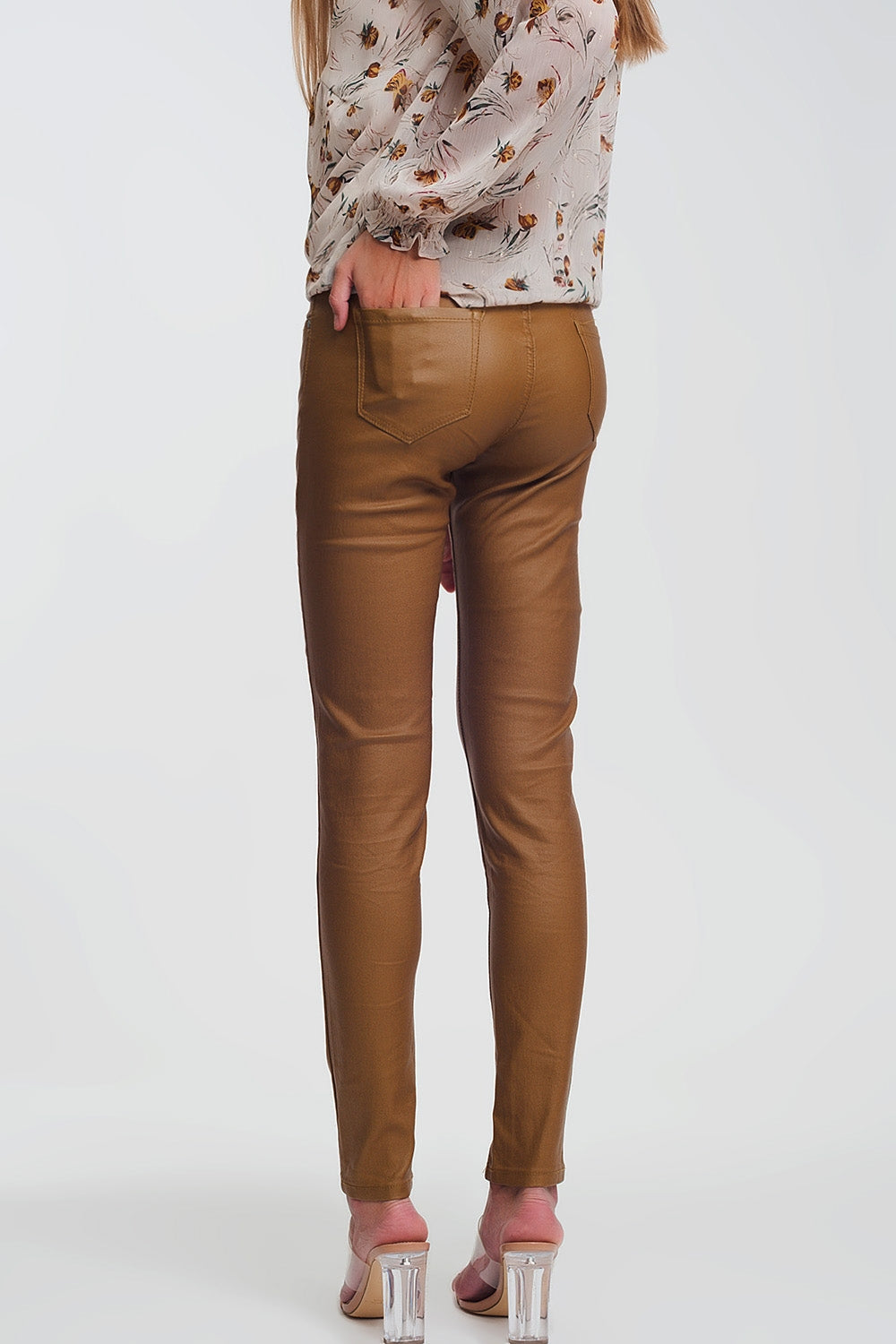 Pantalones ajustados de talle alto en camel Q2