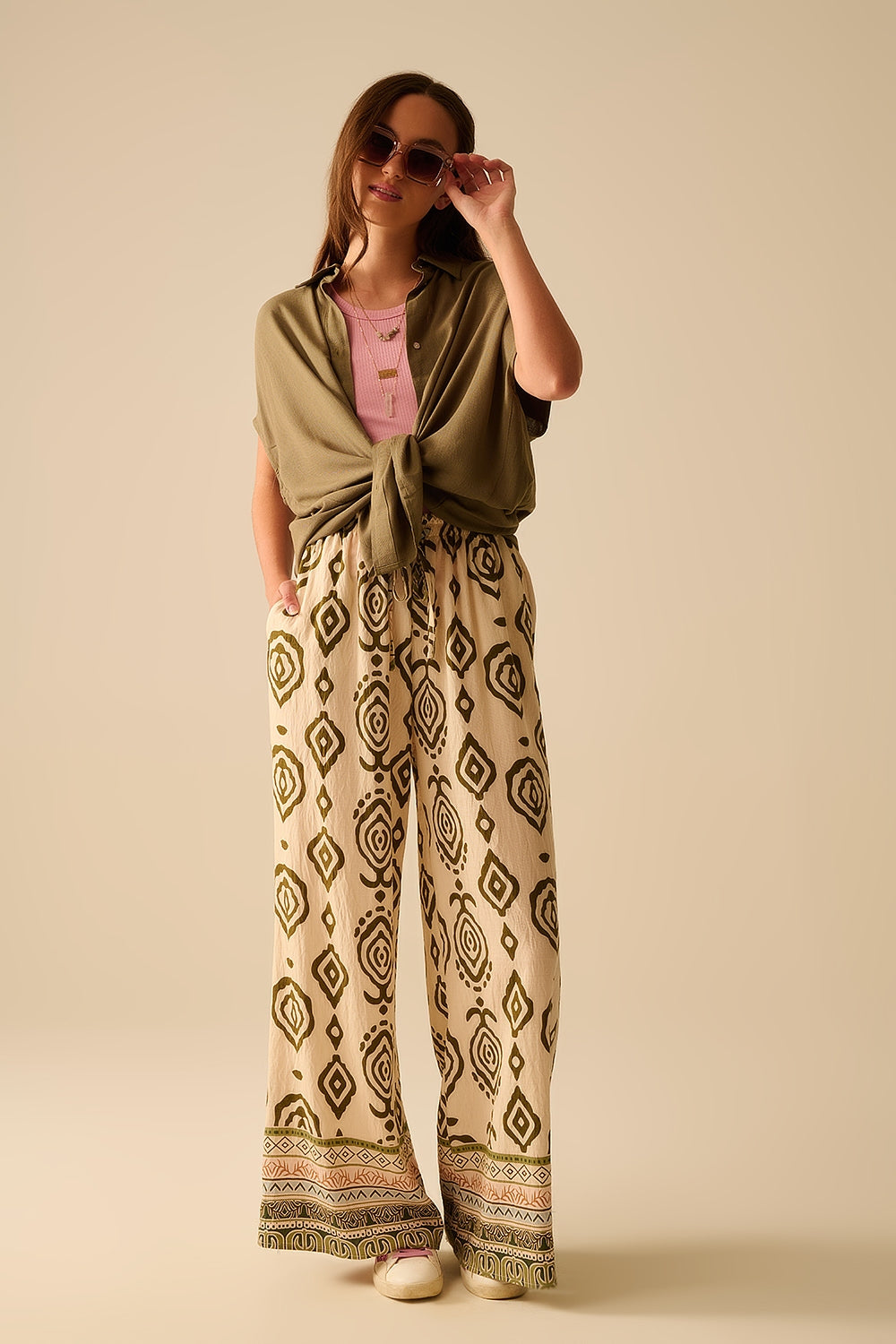 Pantalones anchos caqui con estampado boho Q2