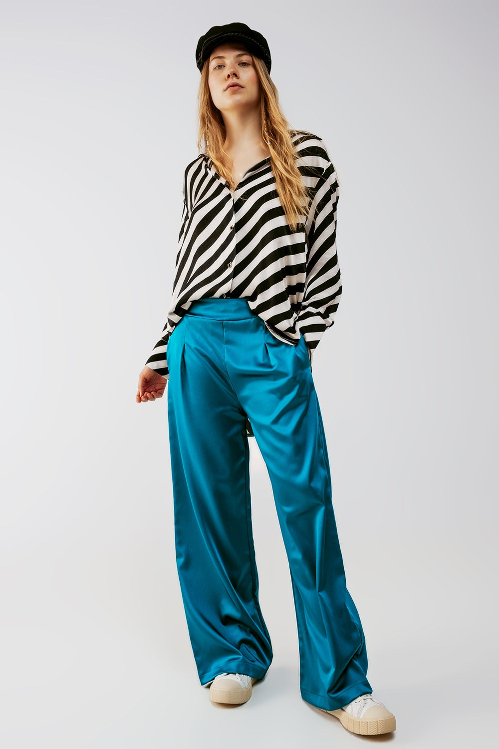 Pantalones azules de pernera ancha de satén Q2