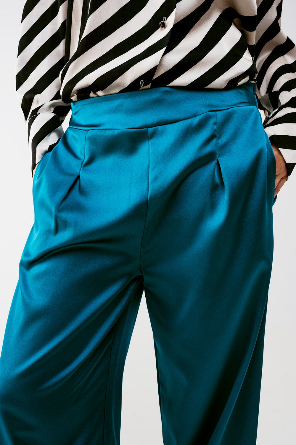 Pantalones azules de pernera ancha de satén Q2