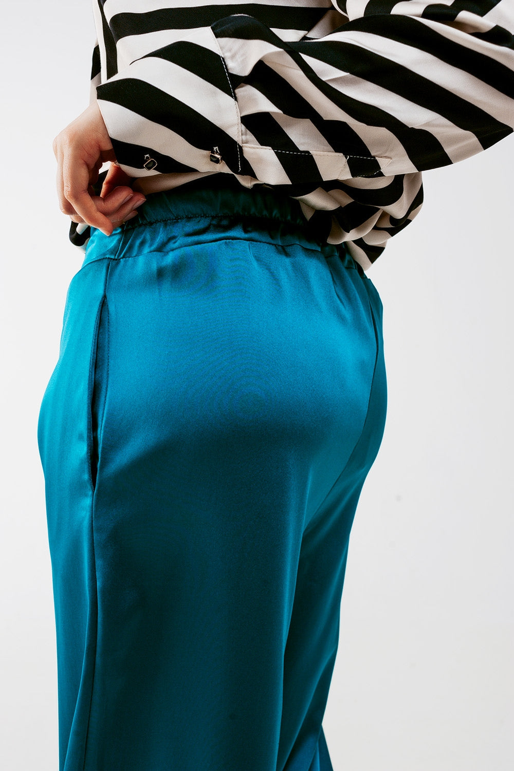 Pantalones azules de pernera ancha de satén Q2