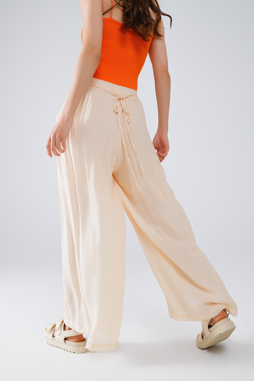 Pantalones Beige Estilo Palazzo Con Bolsillos Laterales Y Cintura Gruesa Q2