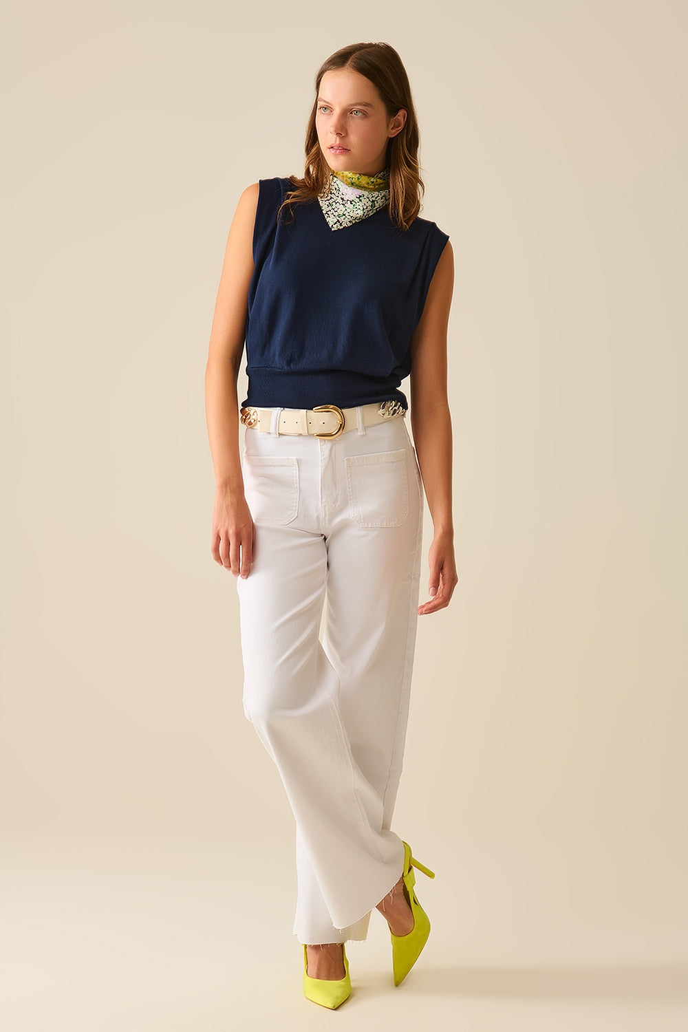 Pantalones blancos rectos con bolsillos delanteros Q2