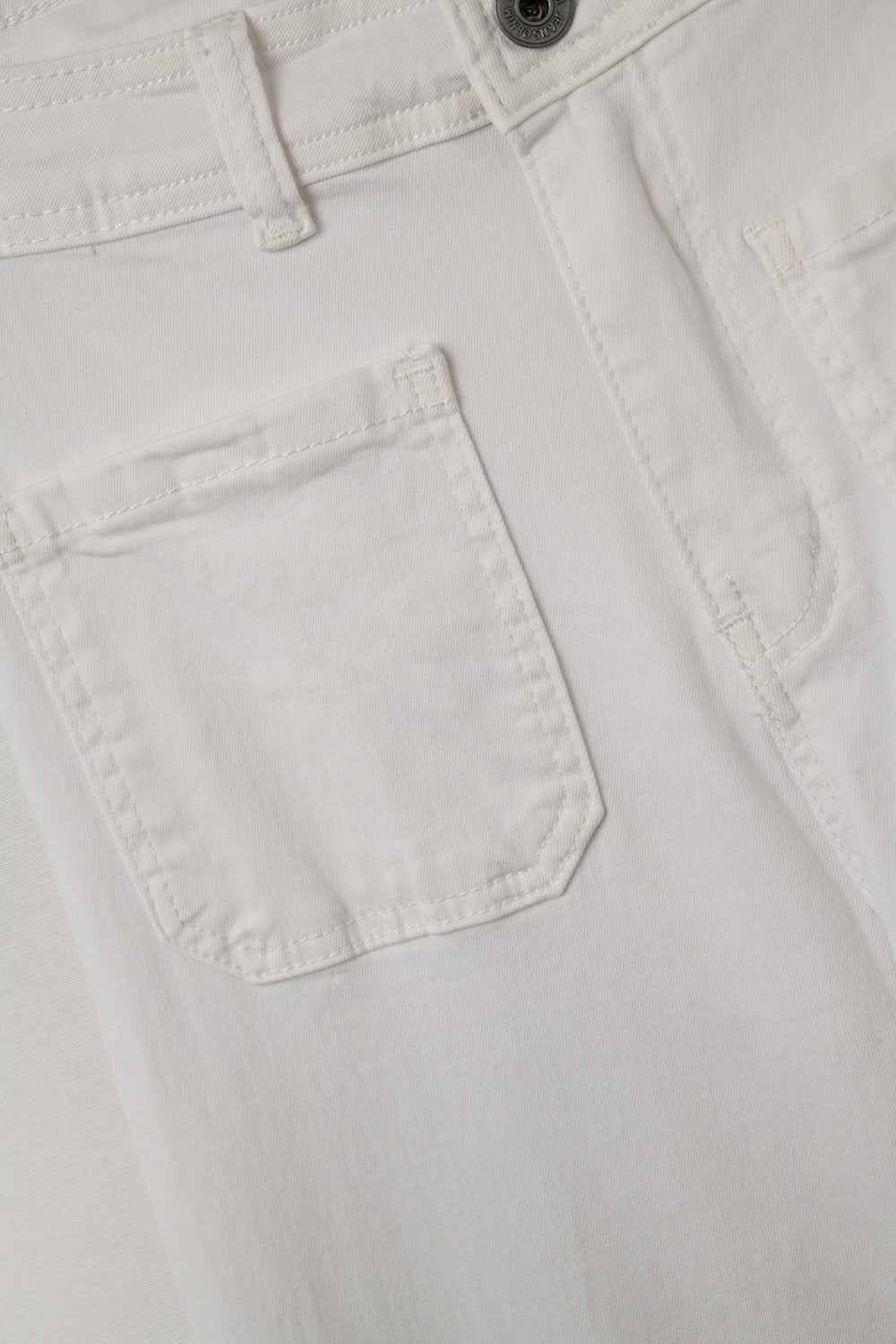 Pantalones blancos rectos con bolsillos delanteros Q2