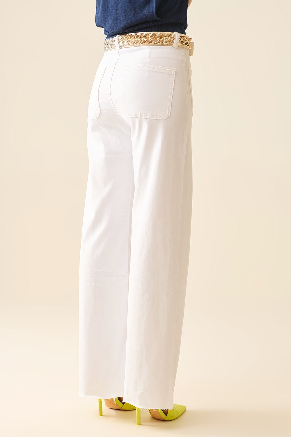 Pantalones blancos rectos con bolsillos delanteros Q2