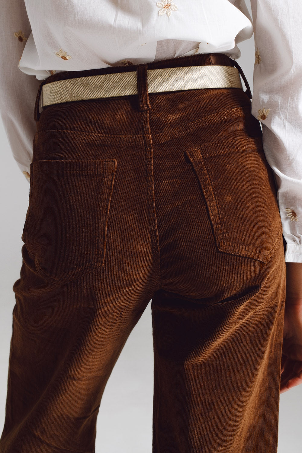 Pantalones capri marron de pana Q2