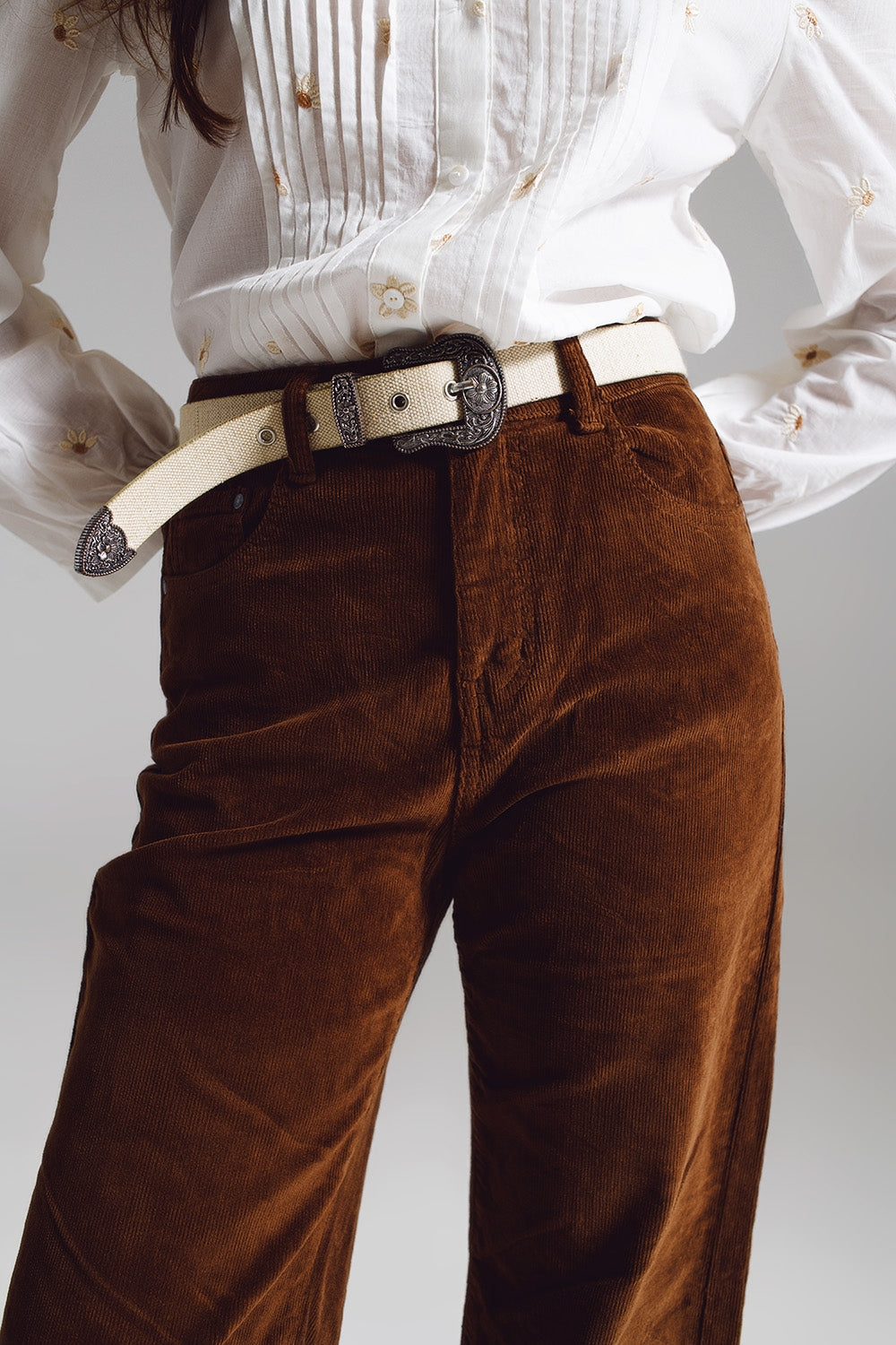 Pantalones capri marron de pana Q2