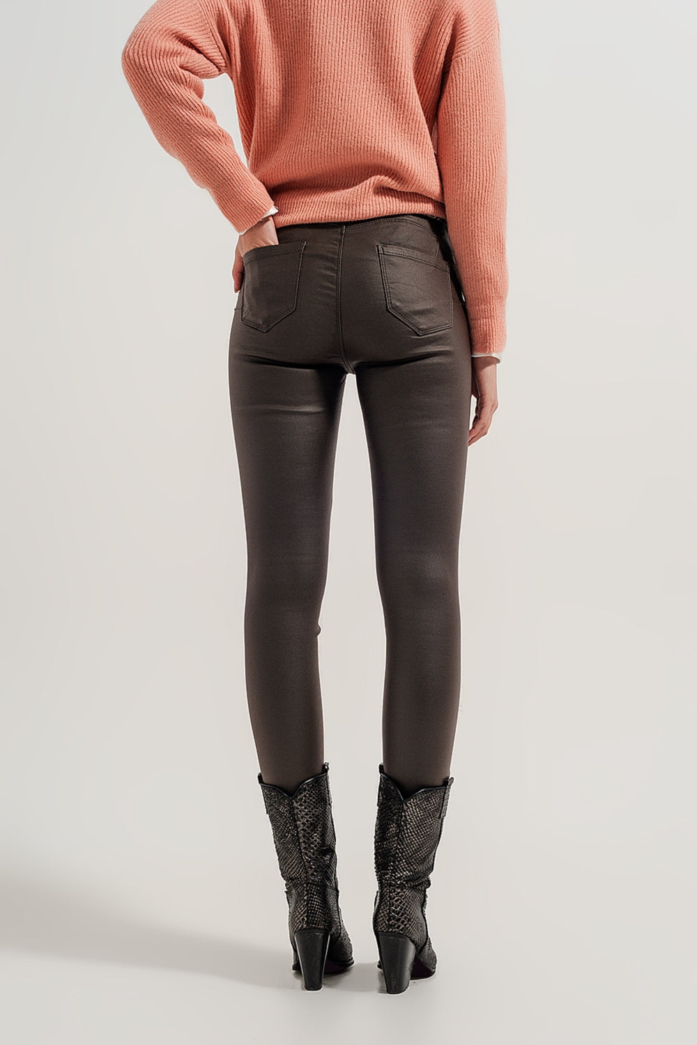 Pantalones caqui con bajos abiertos con cremallera de cuero sintético Q2