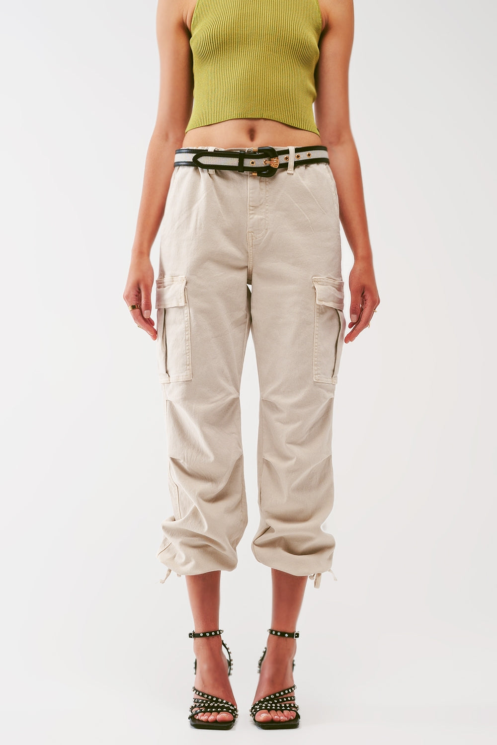 Pantalones cargo con extremos de borlas en color arena Q2