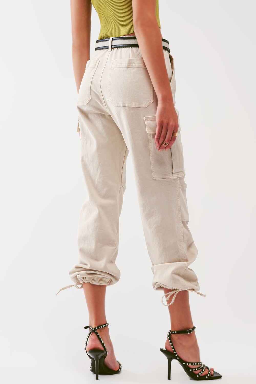 Pantalones cargo con extremos de borlas en color arena Q2