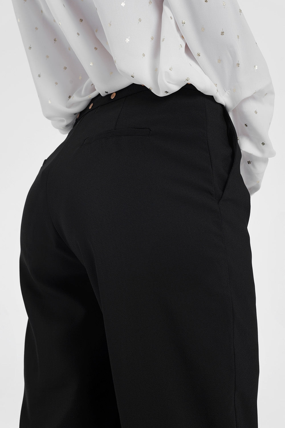 Pantalones con cinturón en negro Q2