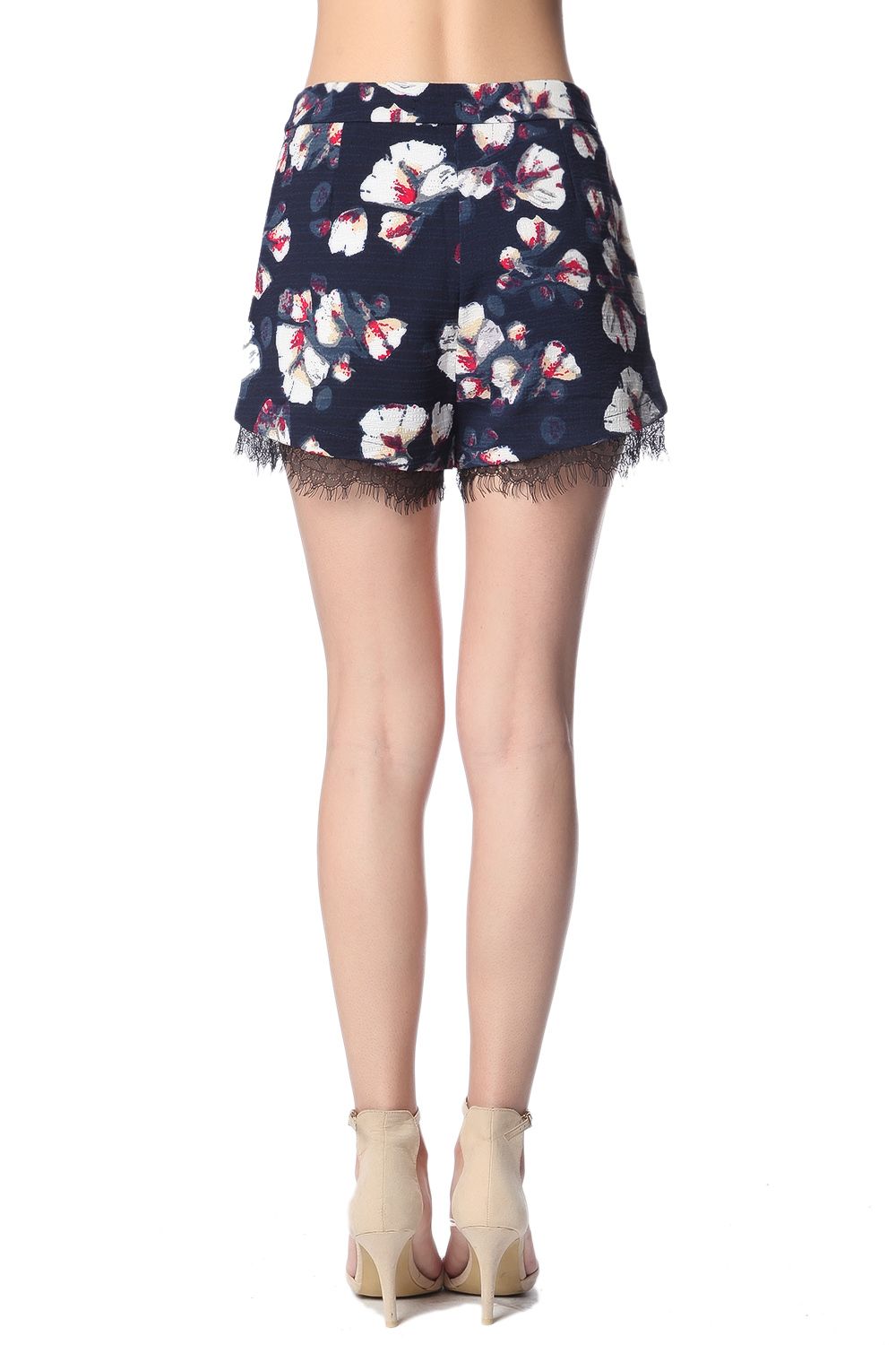 Pantalones cortos azul marino con estampado de flores y detalle encaje Q2