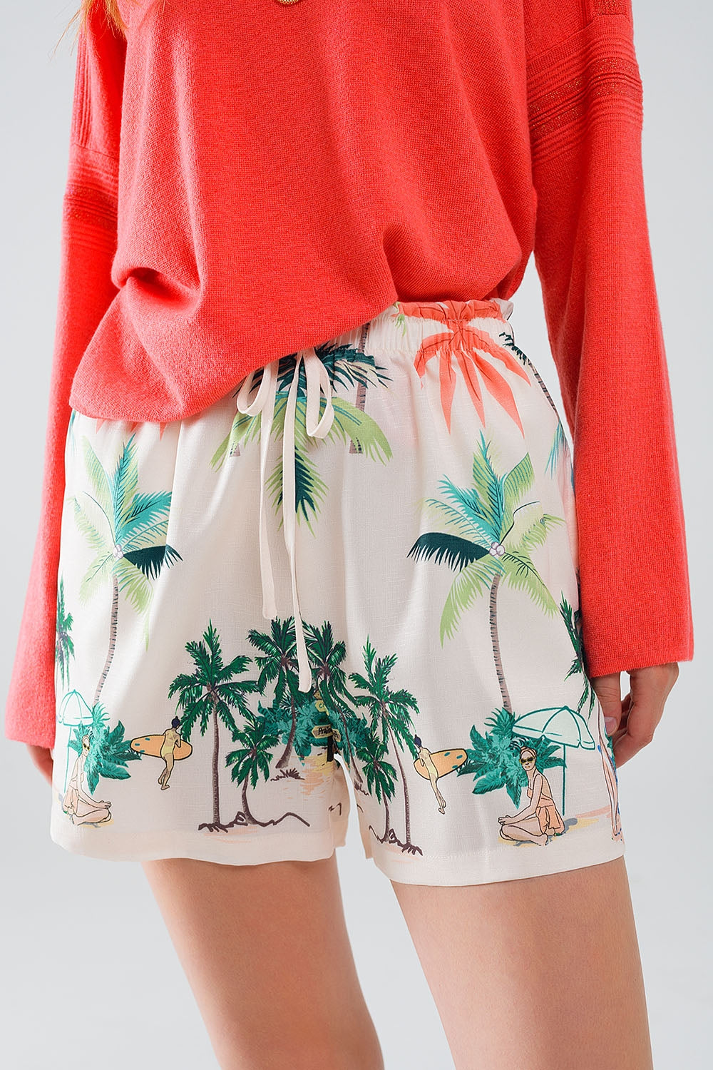 Pantalones cortos color crema con estampado playero y cintura elástica Q2