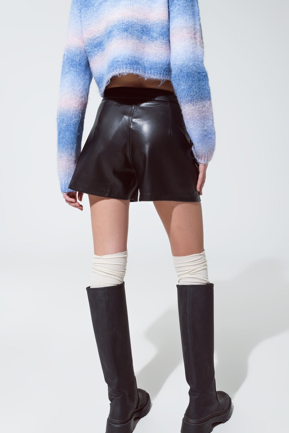 Pantalones cortos de piel sintética con detalle en la cintura Q2