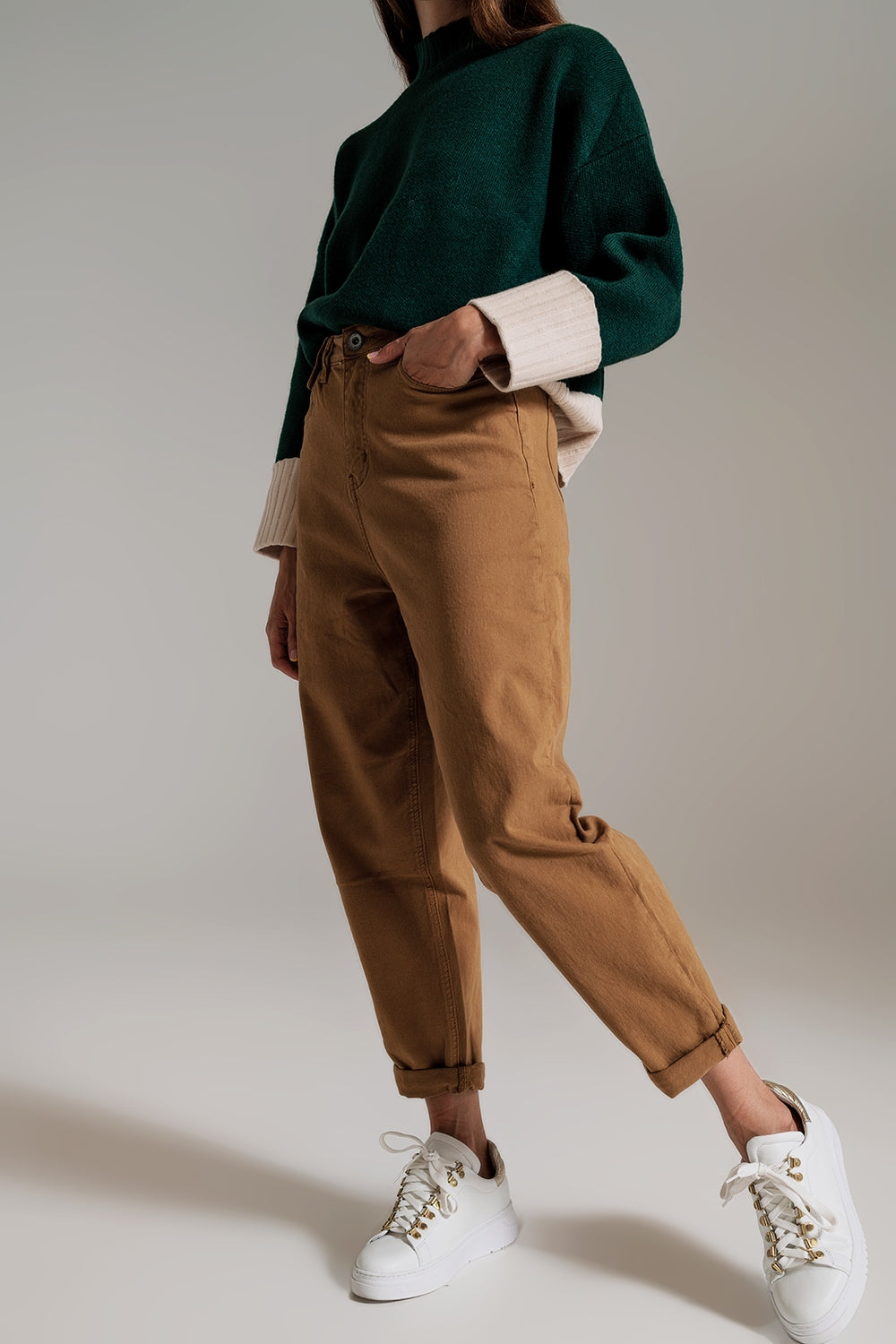 Pantalones de camel relajados con detalle de bolsillo en la cintura Q2