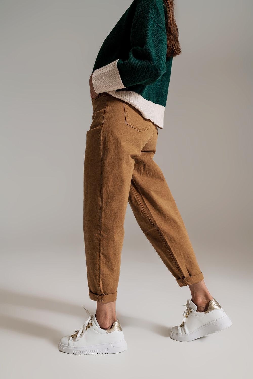 Pantalones de camel relajados con detalle de bolsillo en la cintura Q2