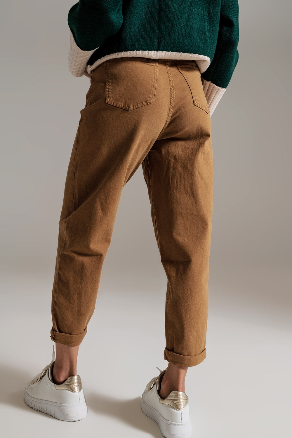 Pantalones de camel relajados con detalle de bolsillo en la cintura Q2
