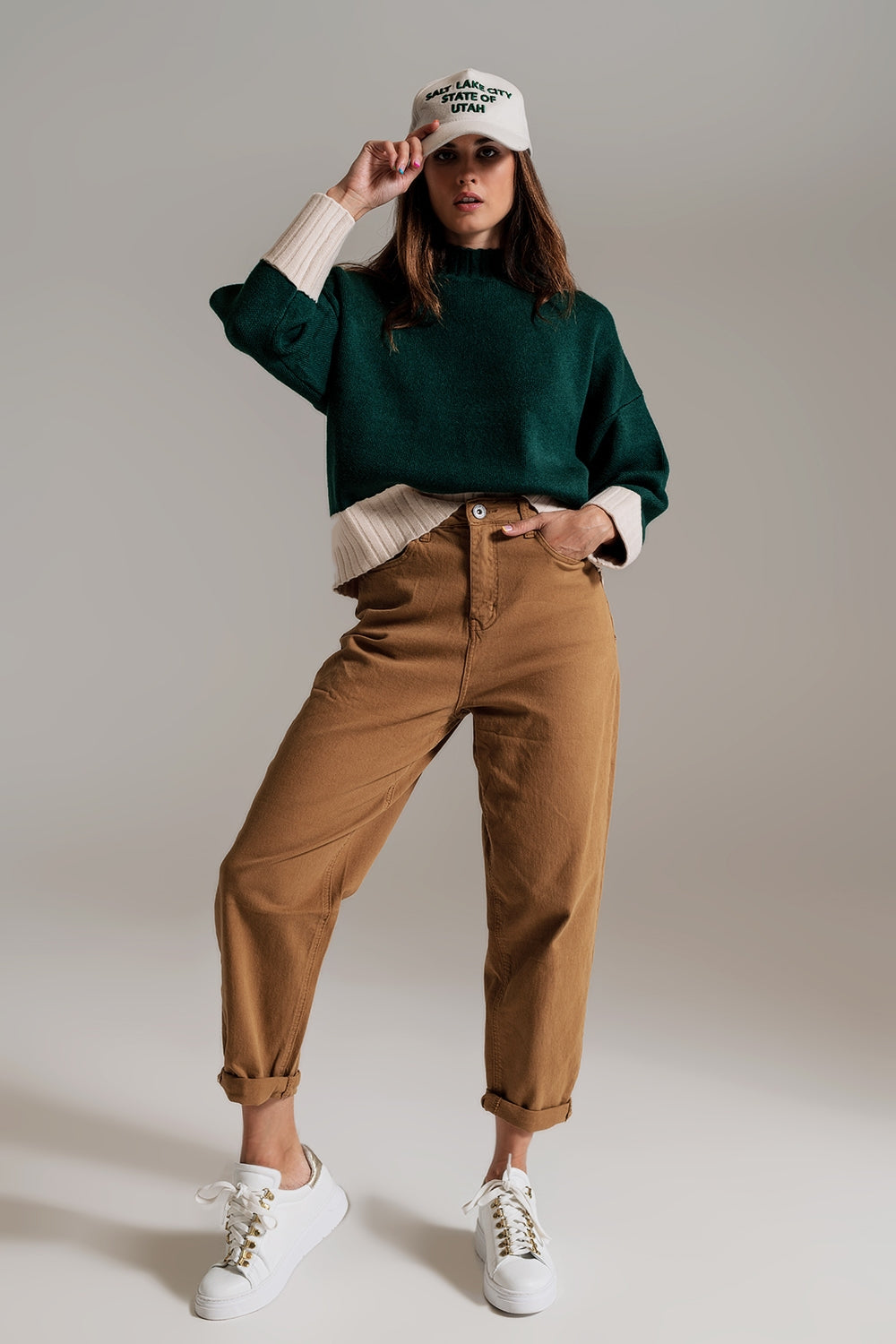 Pantalones de camel relajados con detalle de bolsillo en la cintura Q2