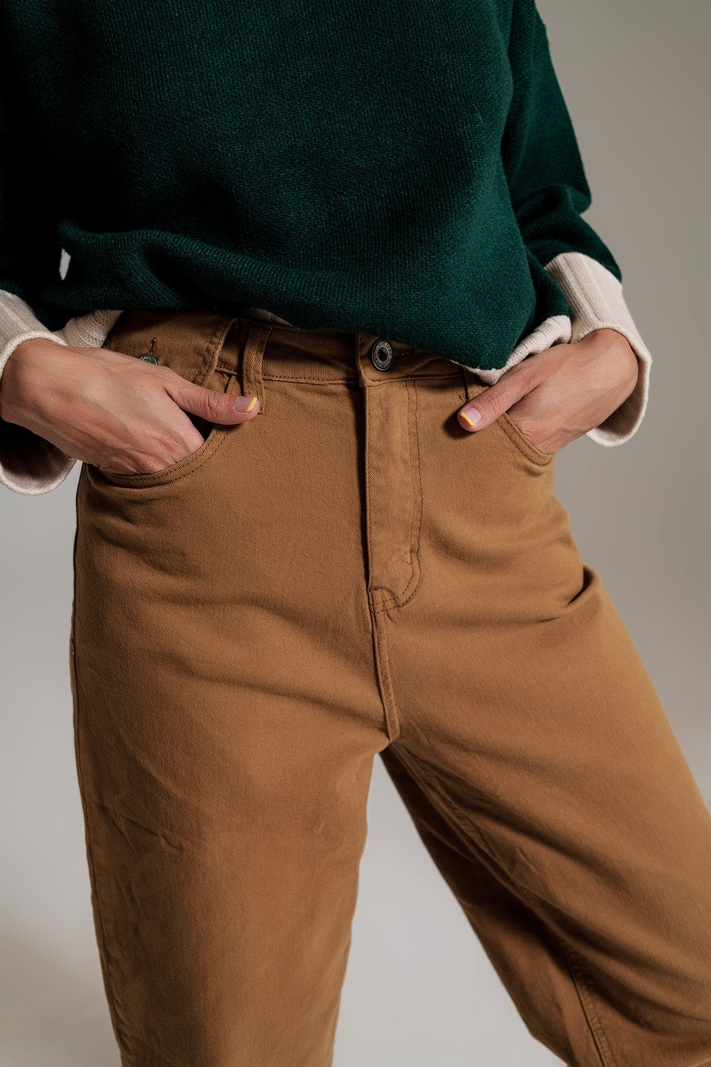 Pantalones de camel relajados con detalle de bolsillo en la cintura Q2