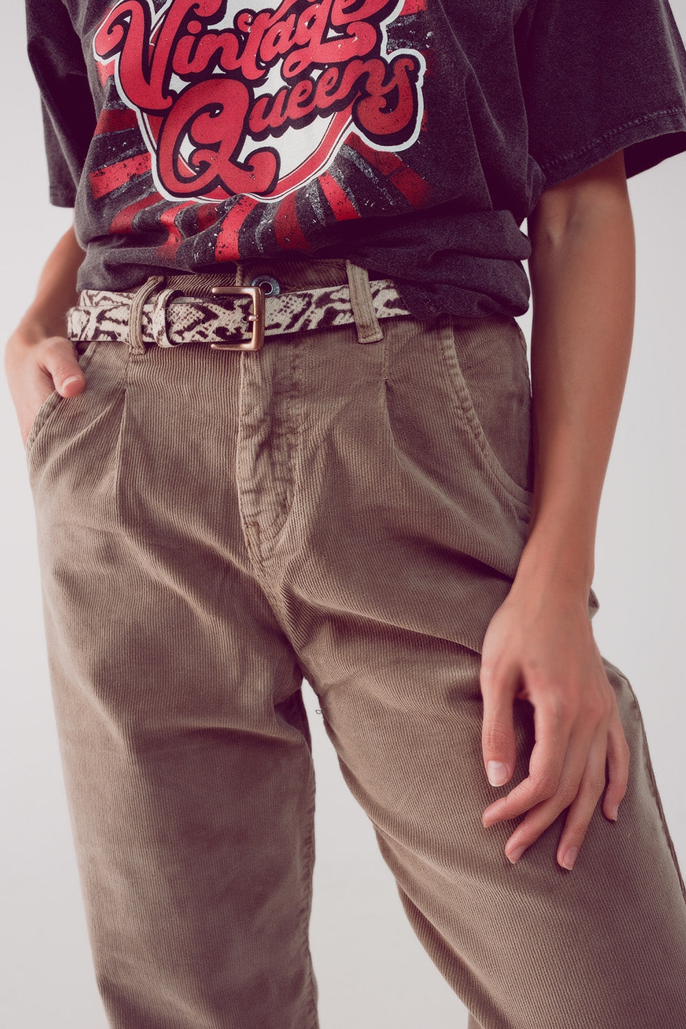 Pantalones de pana slouchy de talle alto en beige Q2