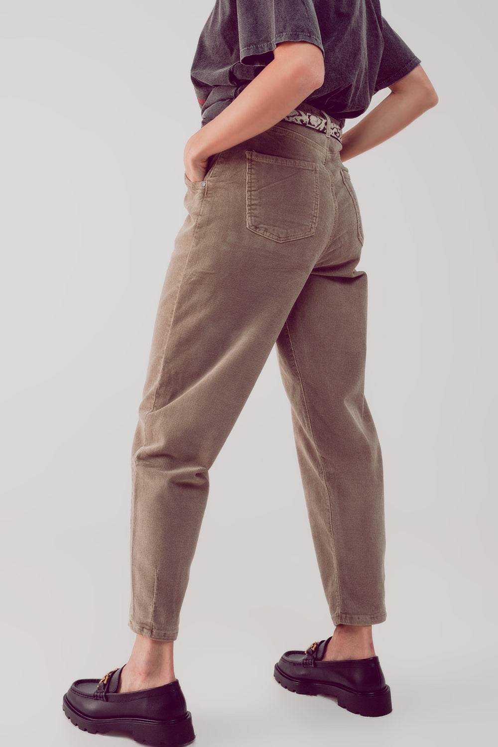 Pantalones de pana slouchy de talle alto en beige Q2