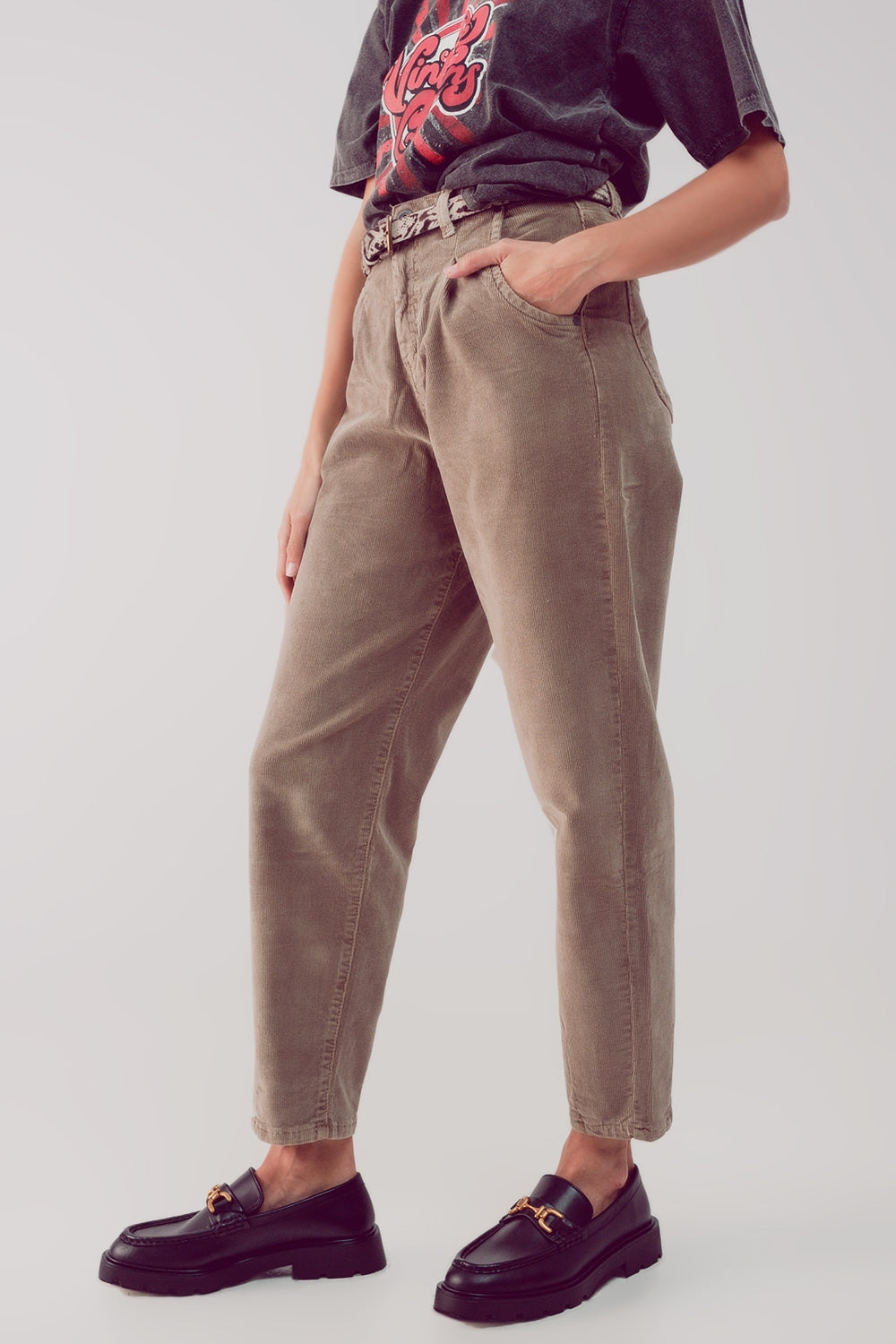Pantalones de pana slouchy de talle alto en beige Q2