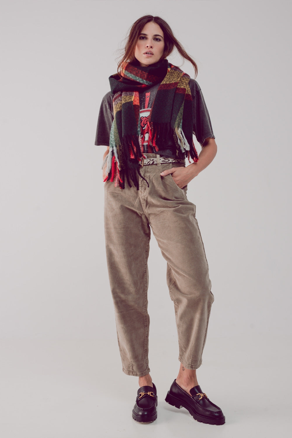 Pantalones de pana slouchy de talle alto en beige Q2