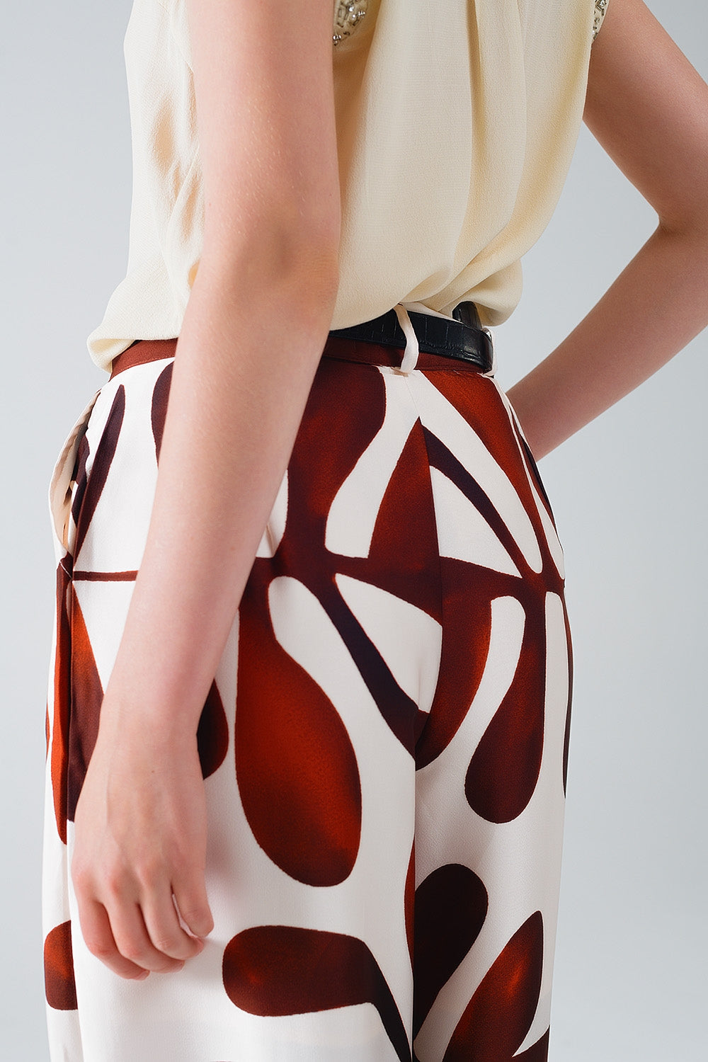 Pantalones de pata ancha con estampado abstracto en blanco y marrón Q2