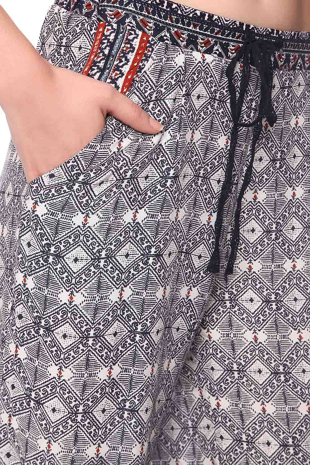 Pantalones de pernera amplia con estampado etnico azul y detalle de puntilla Q2