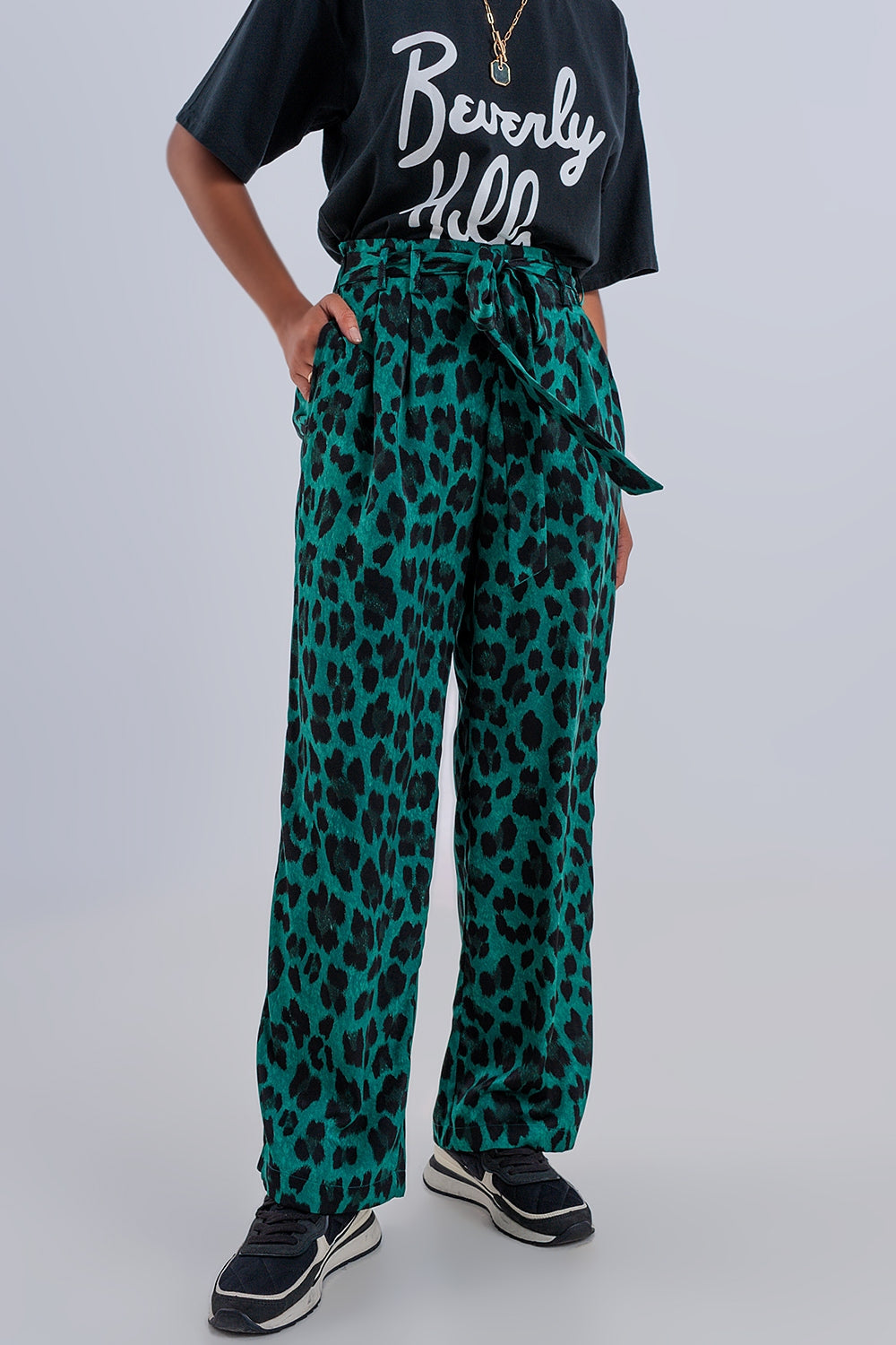 Pantalones de pernera ancha con estampado de leopardo en verde Q2