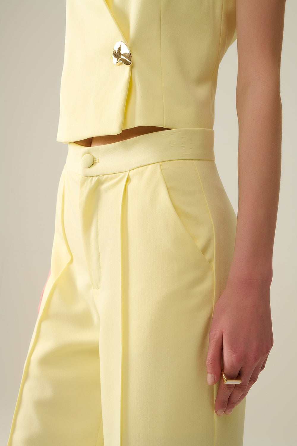 Pantalones de pierna ancha a medida en amarillo Q2