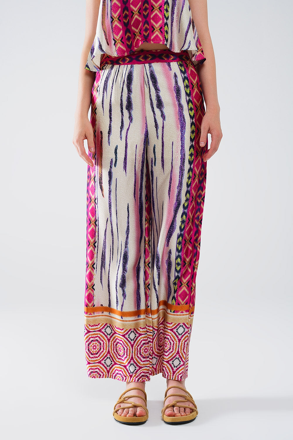Q2 Pantalones de saten de pata ancha con estampado abstracto multicolor