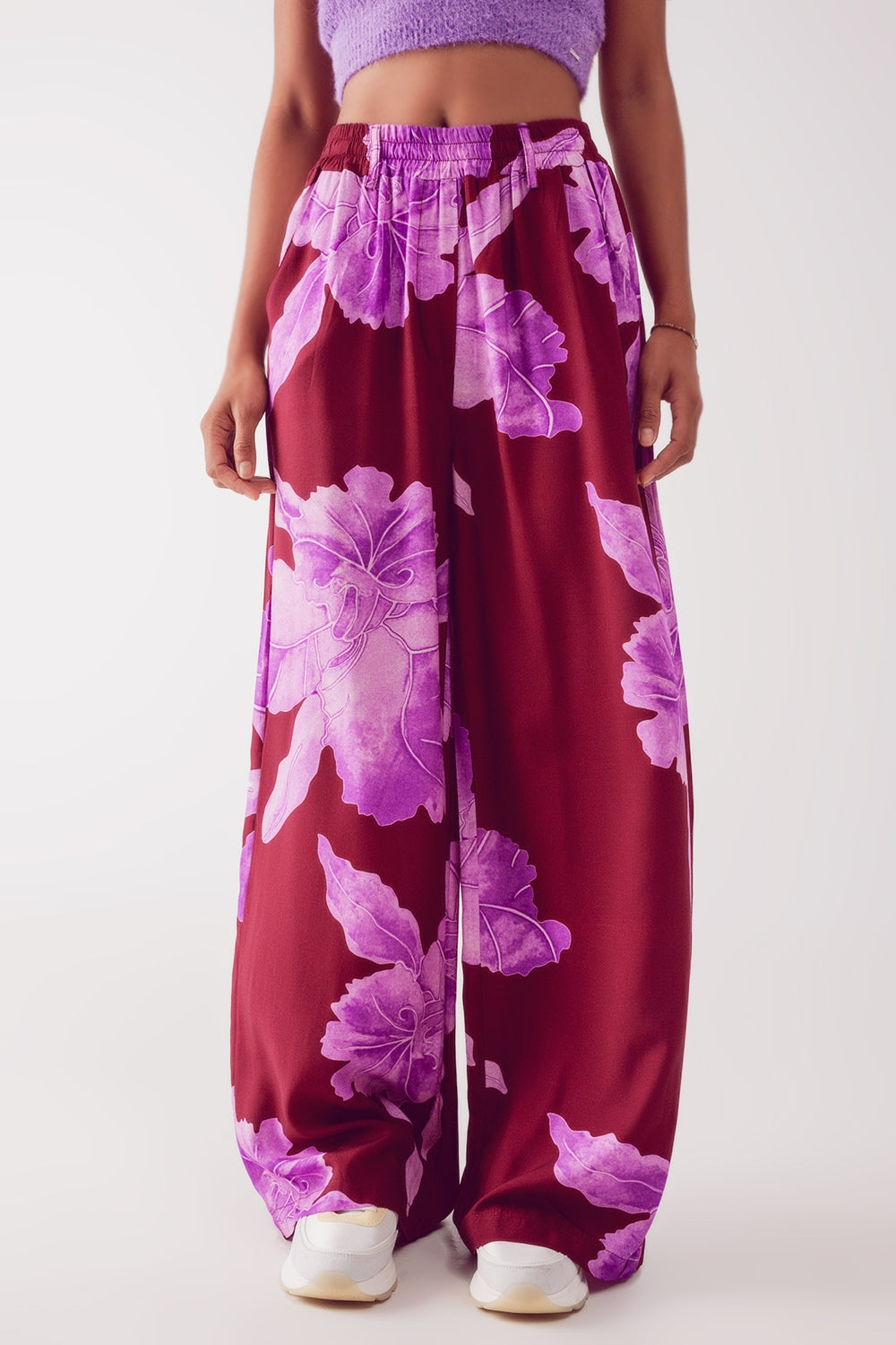 Pantalones fucsia de pernera recta con estampado de flores abstractas Q2
