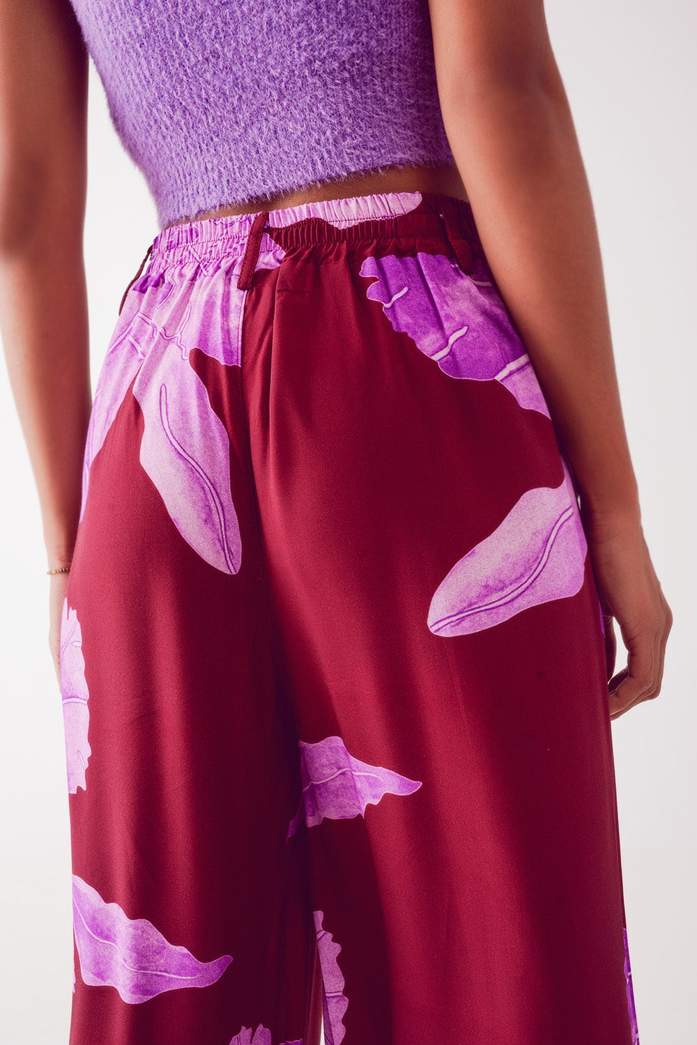 Pantalones fucsia de pernera recta con estampado de flores abstractas Q2
