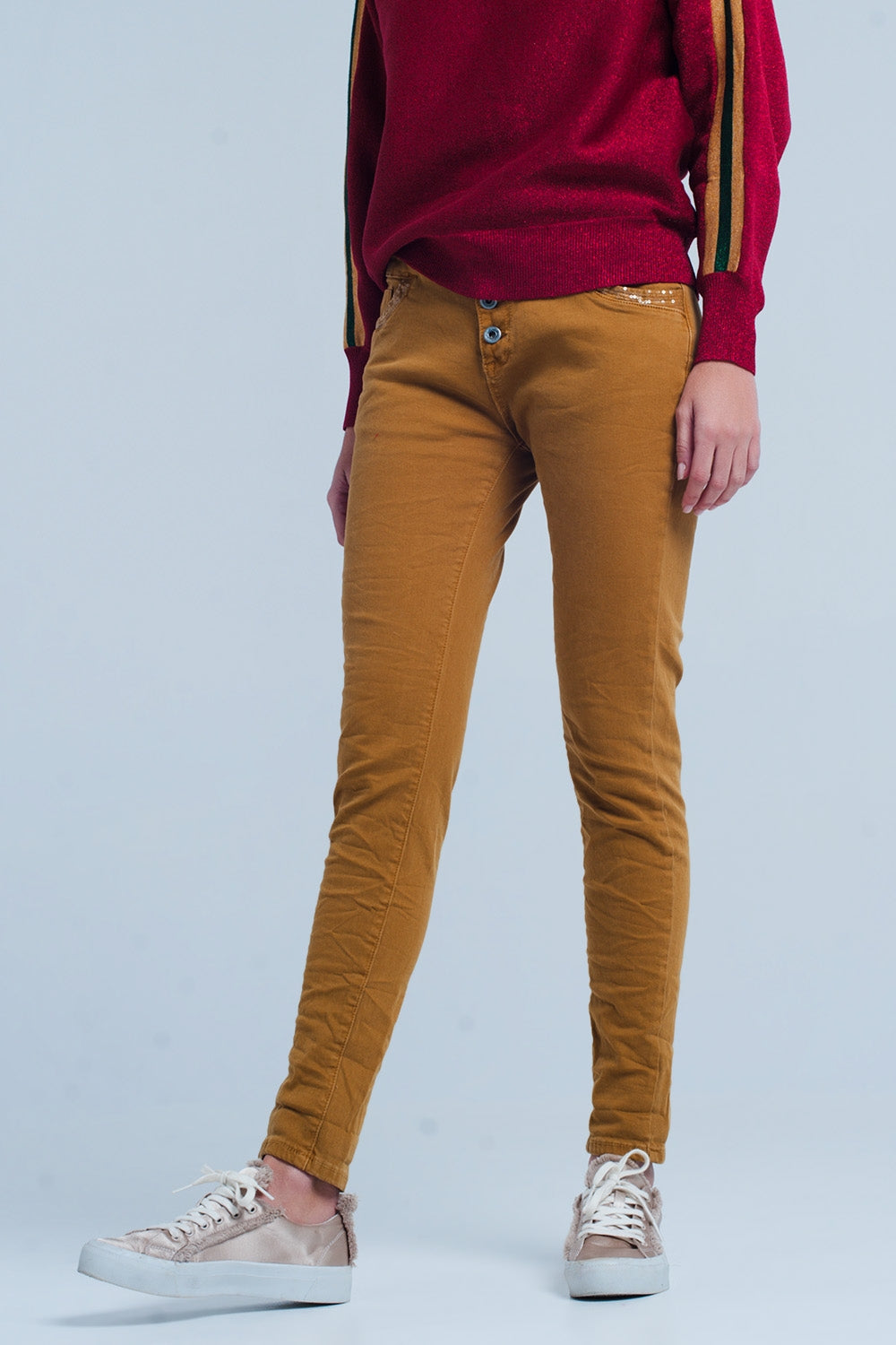 Pantalones mostaza con lentejuelas y botones Q2