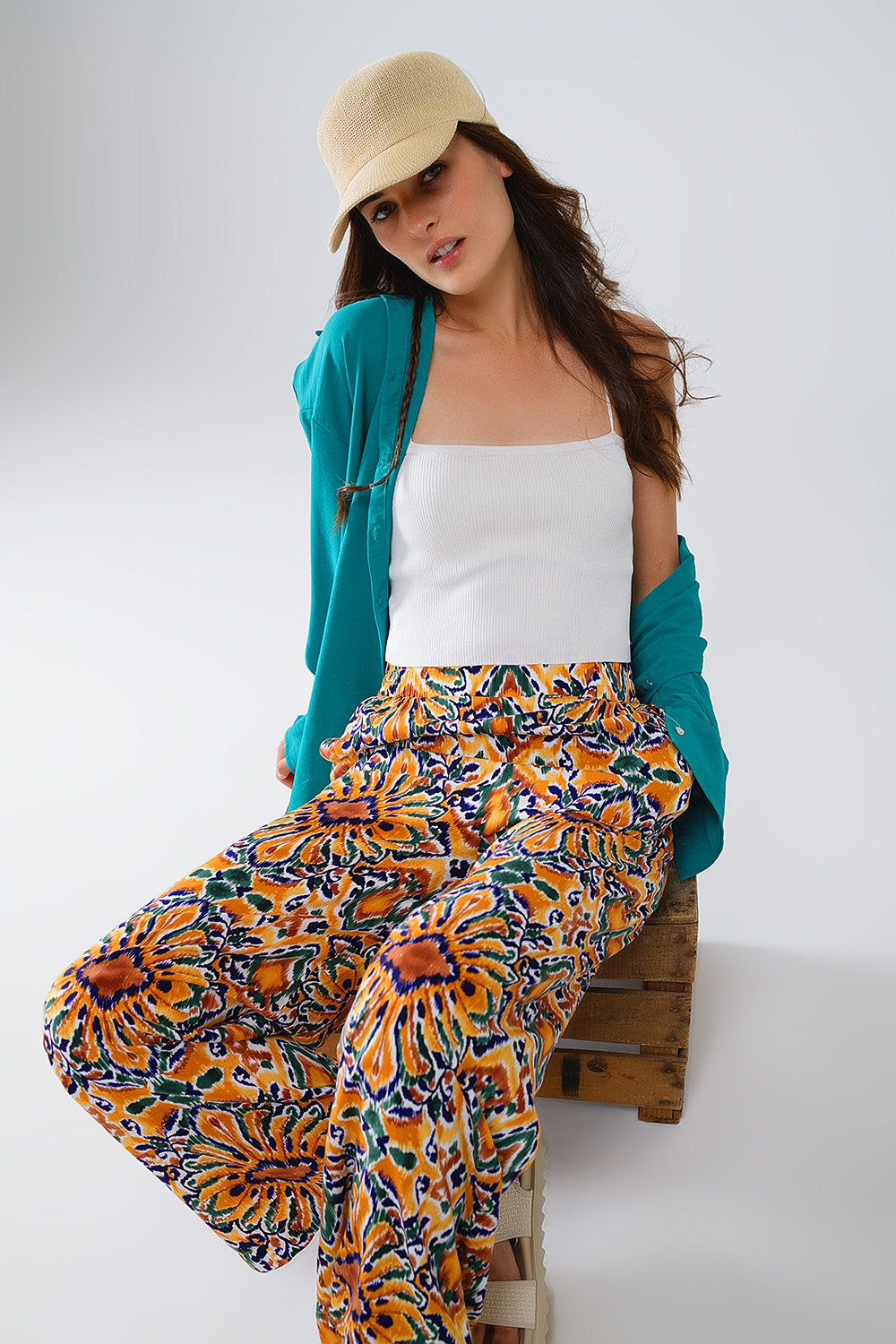 Pantalones multicolores con estampado de flores en naranja y azul Q2